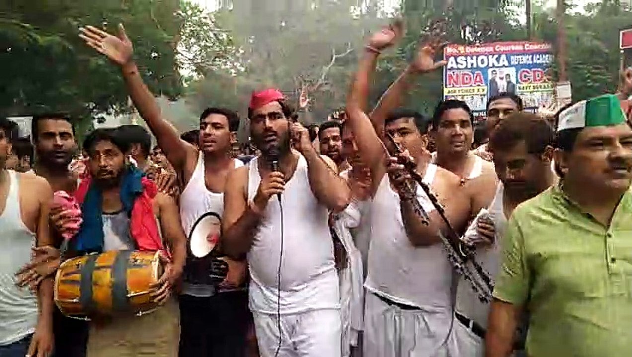 समान मुआवजे की मांग को लेकर किसानों ने किया अनोखा प्रदर्शन और दी ये चेतावनी, देखें वीडियो