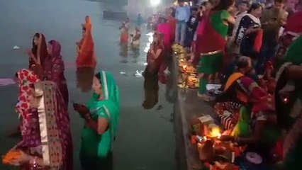 छठ मइया से मांगा अमर सुहाग, सूर्य को अघ्र्य