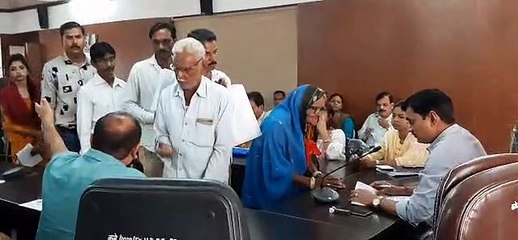 अर्जी लेकर पहुंचे बुजुर्ग पर भड़के कलेक्टर, बोले- कानून जानते हो....अफसरों से निकलवाया बाहर
