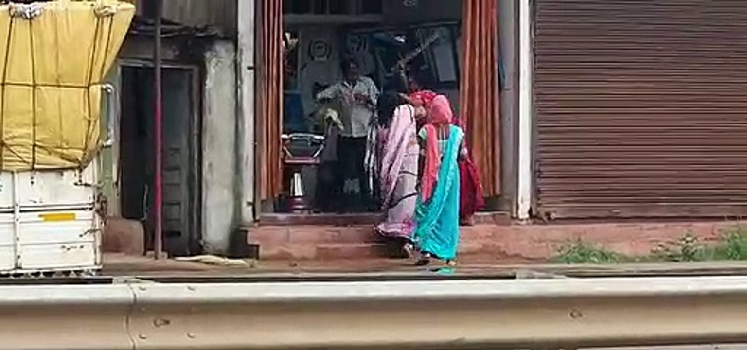 दो किन्नर गुटों में जमकर चले लात - घूंसे