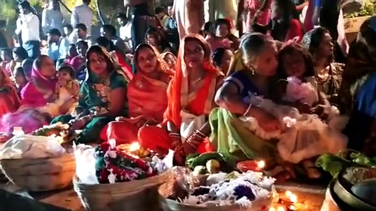 छठ मइया के लगे जयकारे, ढलते हुए सूर्य को अर्घ्य देकर की संतान सुख की कामना