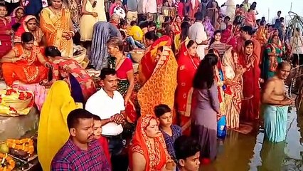 महिलाओं ने पूरे श्रृद्धाभाव से अरपा मैया की पूजा की और डूबते सूरज को पहला अध्र्य दिया।