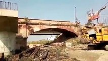 Big News: अचानक भरभराकर गिर गया अंग्रेजों के जमाने का पुल- देखें Live वीडियो
