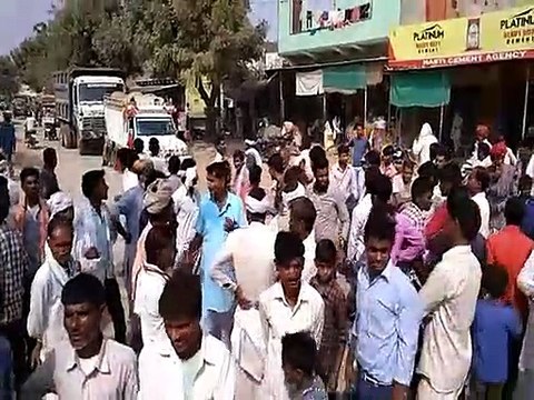 मंडी में तुलाई नहीं होने पर जताया रोष, किसानों ने हाई-वे पर लगाया जाम