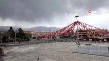 Erzincan'da belirli saatlerde Dörtyol Cumhuriyet Meydanına araç girişine kısıtlama getirildi