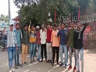 बसों के ठहराव की मांग को लेकर किया प्रदर्शन