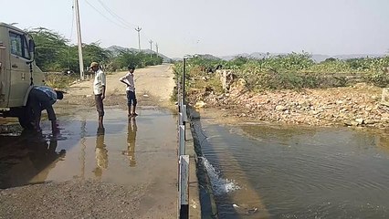 पुलिया से बह रहा पानी दे रहा हादसे को न्योता