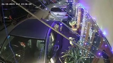 चंद कदमोंं की दूरी पर ही एसएसपी आवास है। यहां पहले पुलिसकर्मी के बेटे ने गाड़ी बैक करके पड़ोसी