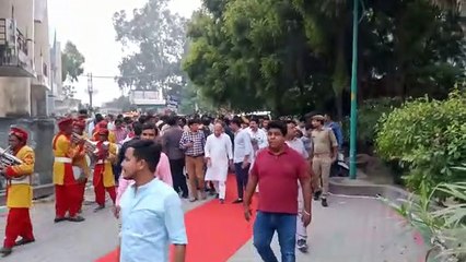 VIDEO: बैंडबाजों के साथ इस अंदाज में भाजपा नेताओं के घर पहुंचे डिप्टी सीएम