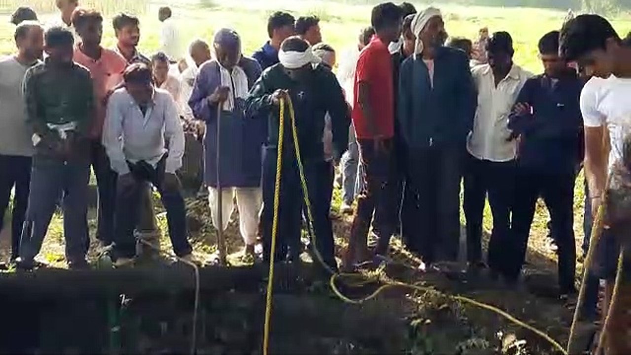 बेटियों को लेकर कुंए में कूदी मां, बेटियों की मौत मां सुरक्षित