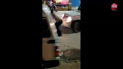 देखें किस तरह बीच सडक़ युवक पर बेरहमी से बरसाते रहे लाठियां, लोग बनाते रहे वीडियो