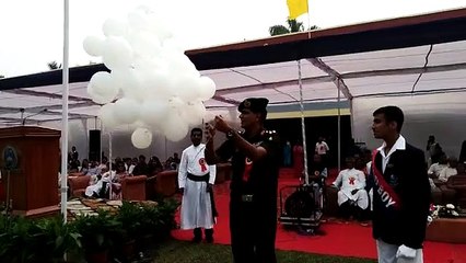 VIDEO: स्कूल में मिले पुराने दोस्त तो याद हो उठी पुरानी यादें