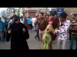 दो सहेलियों के बीच सड़क पर चलने लगे लात-घूंसे, जानिए क्या है पूरा मामला