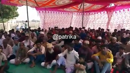 फेसबुक पर टिप्पणी करने पर दिया धरना