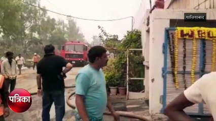 पेपर फैक्ट्री से सुबह होते ही लोगों को निकली दिखी आग की लपटें