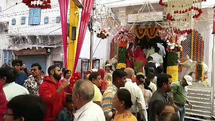 रोशनी से दमके बाजार, उमड़े शहरवासी