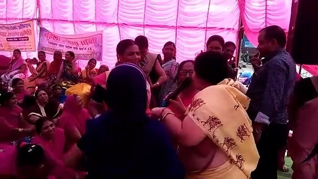 विधायक-महापौर के सामने मितानिनों ने की शराबबंदी की मांग