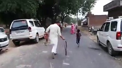 Video herunterladen: Bjp mp Vinod Sonkar Play with children