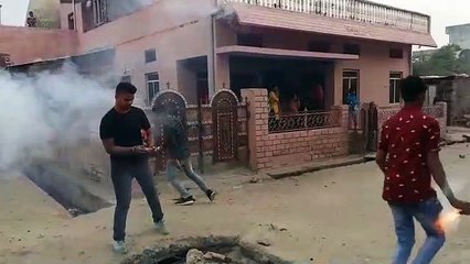 video : पटाखे जलाकर एक दूसरे पर फेंके, 72 झुलसे
