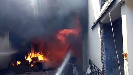 VIDEO: पटाखे की चिंगारी से दुकानों में लगी भीषण आग, बुझाने में करनी पड़ी कड़ी मशक्कत