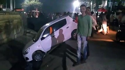 बच्चों को कार में बिठाकर पति—पत्नी करने गए थे शॉपिंग