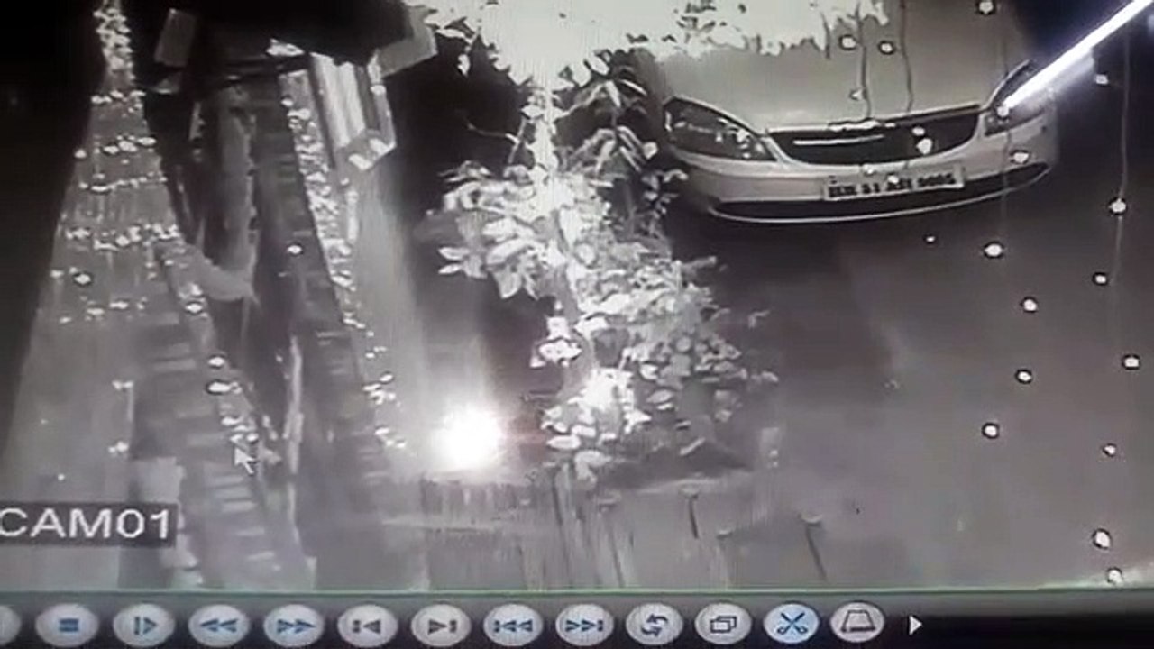 Muzaffarnagar: Diwali की रात मोमबत्‍ती से फूंक दी विहिप नेता की कार- देखें लाइव वीडियो