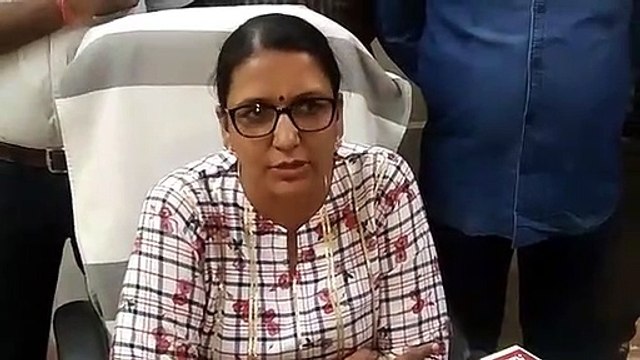 यात्री के पास मिले दो दर्जन चाकू, किन्नर ने लूटा वृद्धा को