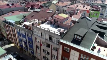 Sokağa çıkma yasağı ilan edilen İstanbul'da, gençlerin çatıdaki boks antrenmanı böyle görüntülendi