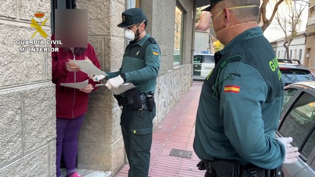 La Guardia Civil reparte cheques comida a familias necesitadas