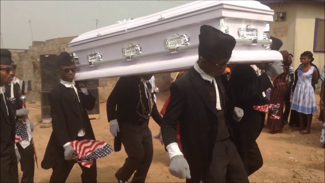 El origen del 'meme' de los bailarines funerarios africanos