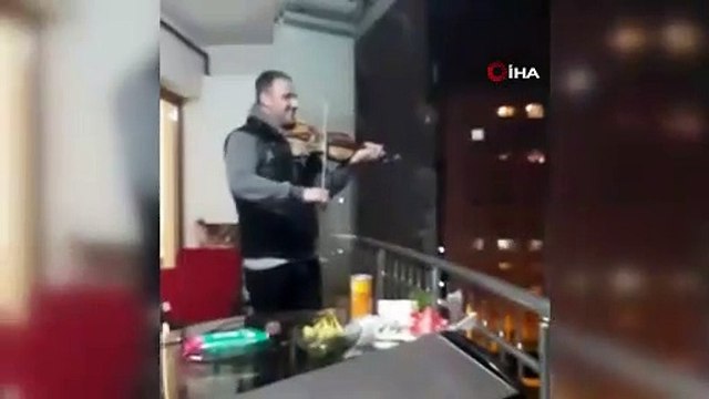 Bursa'da bir keman virtüözü, Koronavirüs vaka sayıları açıklandığı sıralarda balkondan komşularına böyle moral verdi