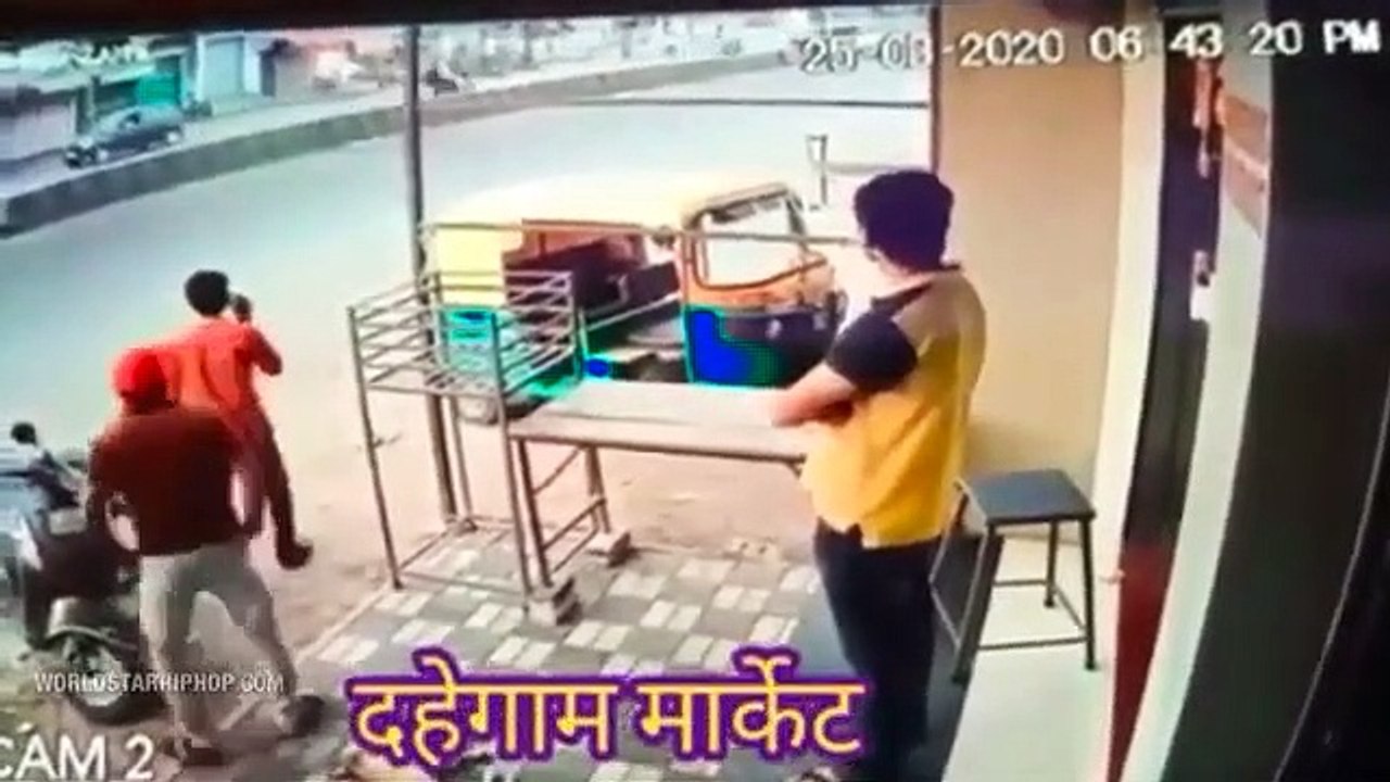 Cet homme a choisi le mauvais jour pour porter son T-shirt orange.