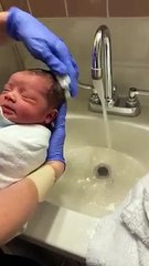 Shampoing d'un bébé nouveau né ! Trop mignon