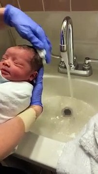 Shampoing d'un bébé nouveau né ! Trop mignon