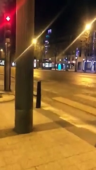 Les Champs Elysées complètement vides de nuit !