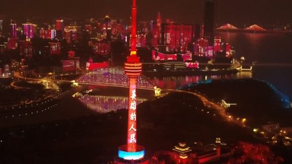 Video herunterladen: Coronavirus: Wuhan honours workers with light show as lockdown lifted