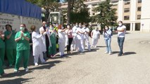 Gremio de panaderos València reparten monas de Pascua a sanitarios