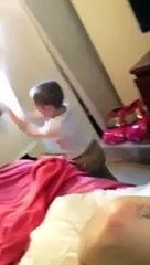 Insolite : il a trouvé un snake sex toy dans le lit de ses parents et a cru que c’était un jouet !