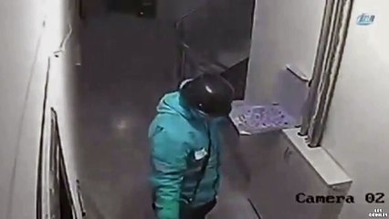 Ce livreur de pizza met un petit supplément à son client... pas sympa