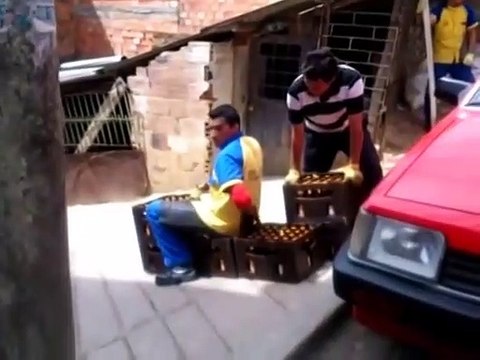 Livraison de bière plutôt extrême dans les ruelles pentues de cette ville