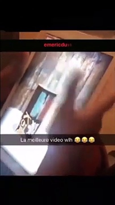Il allume un pétard  dans la maison... Enfin presque