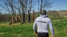 Il s'est fabriqué une salle de sport en bois dans son jardin