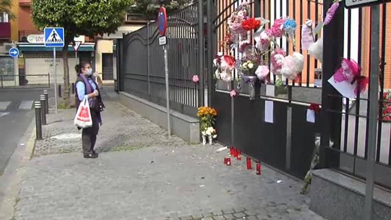Sevilla engalana sus balcones para celebrar la Semana Santa