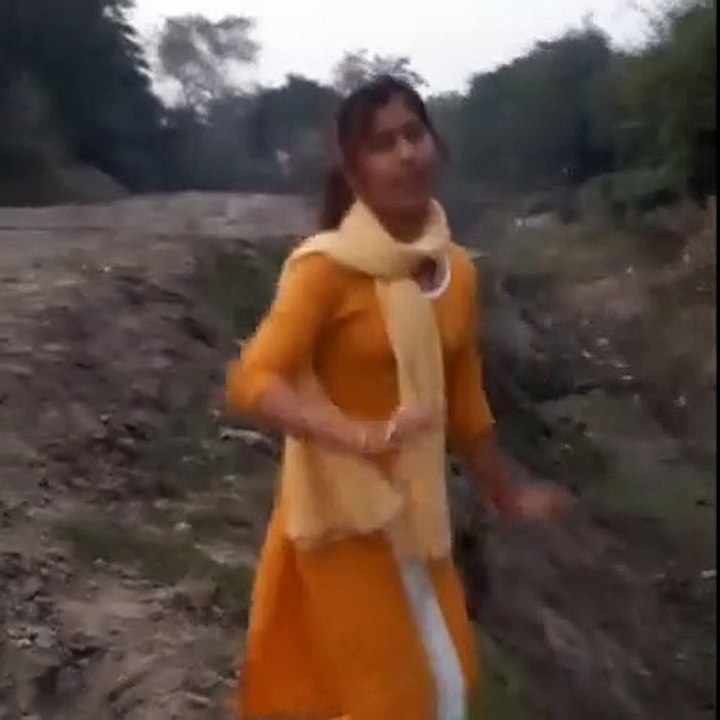 Recording dance video. ek ladki ne kiya hai dance  Bin Sajani ke Savan Achcha Nahin Lagta. gaon ki ladki ne kiya hai Jabardast dance video Hindi song video