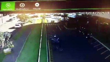 Câmera mostra ladrão trocando bicicleta velha por nova no Bairro São Cristóvão