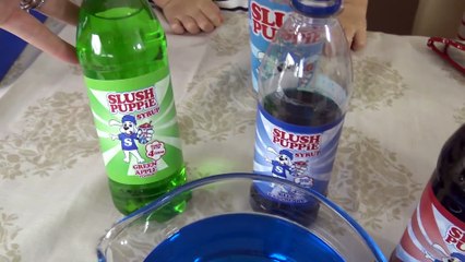 Sophia e Isabella Tomando Suco de Varios Sabores