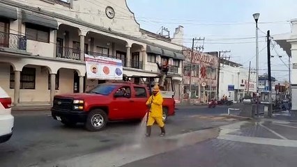 Sanitizan las calles de Tierra Blanca