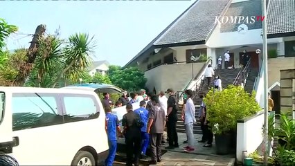 Detik-detik Peti Jenazah Glenn Fredly Dibawa ke Gereja