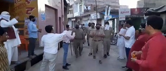 Tải video: शामली: गश्त कर रही पुलिस पर कस्बे वासियों ने की फूलों की वर्षा