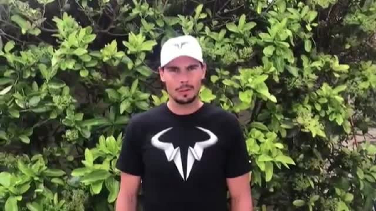 Rafa Nadal dona la camiseta de la final de Roland Garros 2019 para la lucha contra el coronavirus